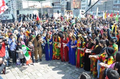 İ­z­m­i­r­ ­G­ü­n­d­o­ğ­d­u­­d­a­ ­i­l­k­ ­N­e­v­r­u­z­ ­k­u­t­l­a­m­a­s­ı­